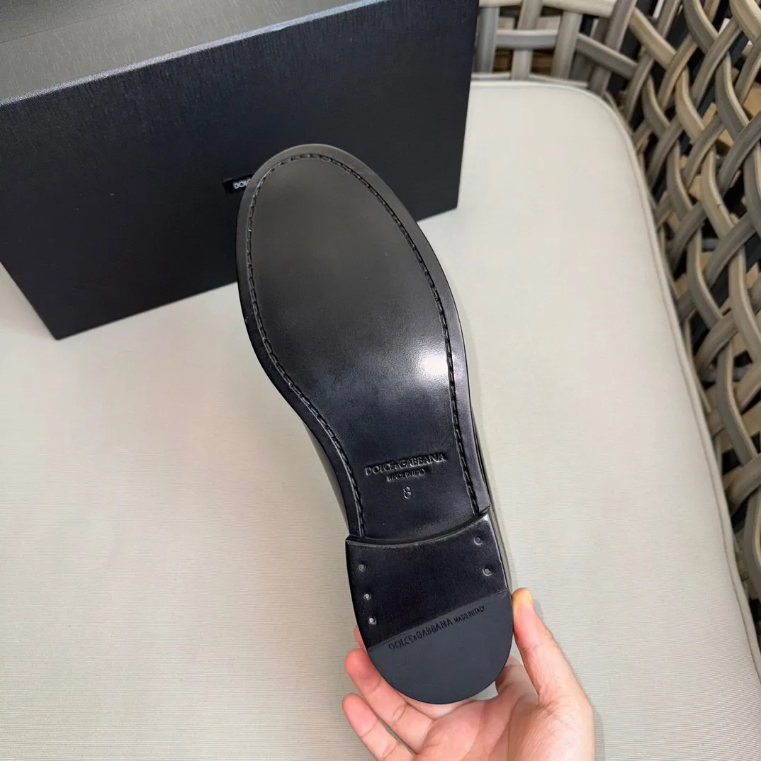 💰¥960 D&G cowhide moccasin loafers for men｜Embellished with DG hardware nameplate｜Made of imported calfskin｜Retro and shiny texture complement each other｜Release charming tones to outline a confident posture｜Imported calfskin + cowhide lining + Italian leather outsole Size: 39-44 (38.45 custom-made)